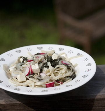 Photo recette : Tagliatelles de quinoa aux radis blettes et feta
