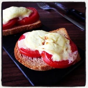 Tartines au fromage de chèvre chaud et tomates