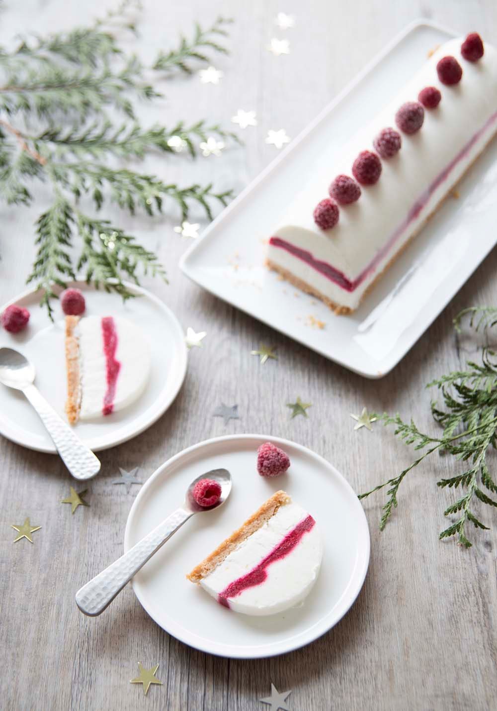 buche du nouvel an aux framboises et chocolat blanc au spray