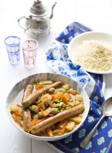Couscous printaniers aux saucisses végétales, olives et citron confit