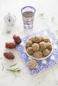 Energy balls orientales aux dattes et sésame