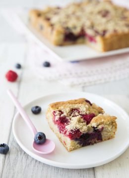Gâteau crumble myrtilles framboises - sans lactose : photo de la recette