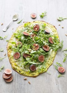 Pizza de courgettes aux figues et roquette