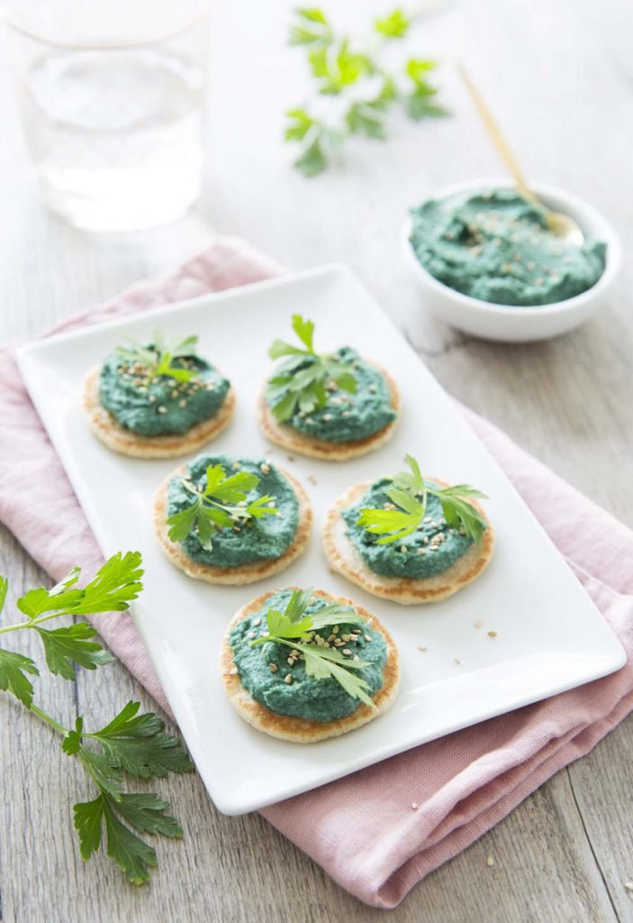 Photo de la recette : Blinis au houmous de pois chiche à la spiruline