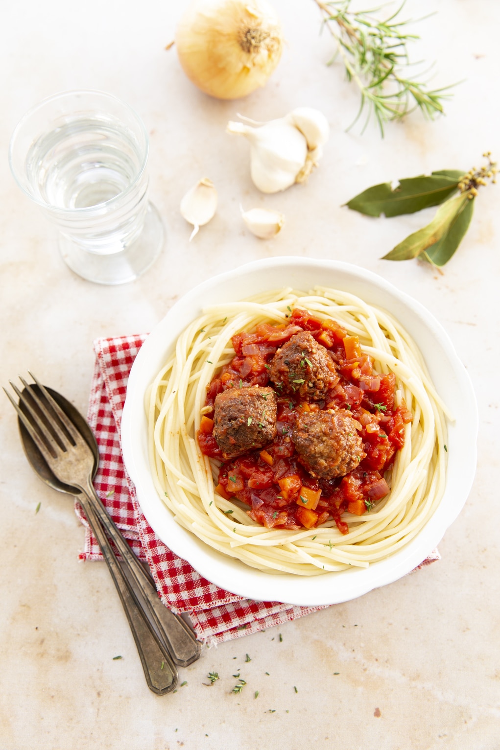 Spaghettis bolognaise aux boulettes végétariennes - Youmiam