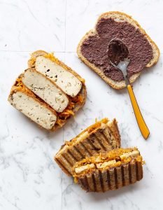 Recette Croque-monsieur tofu fumé, tapenade et carottes râpées