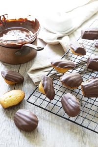 Madeleines en coque de chocolat
