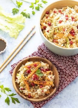 Salade de riz, grenade, patates douces rôties et chou chinois, sauce à l’orange