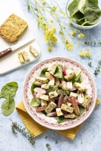 Recette Salade d'épinards, tofu ail des ours, feta et radis poêlés