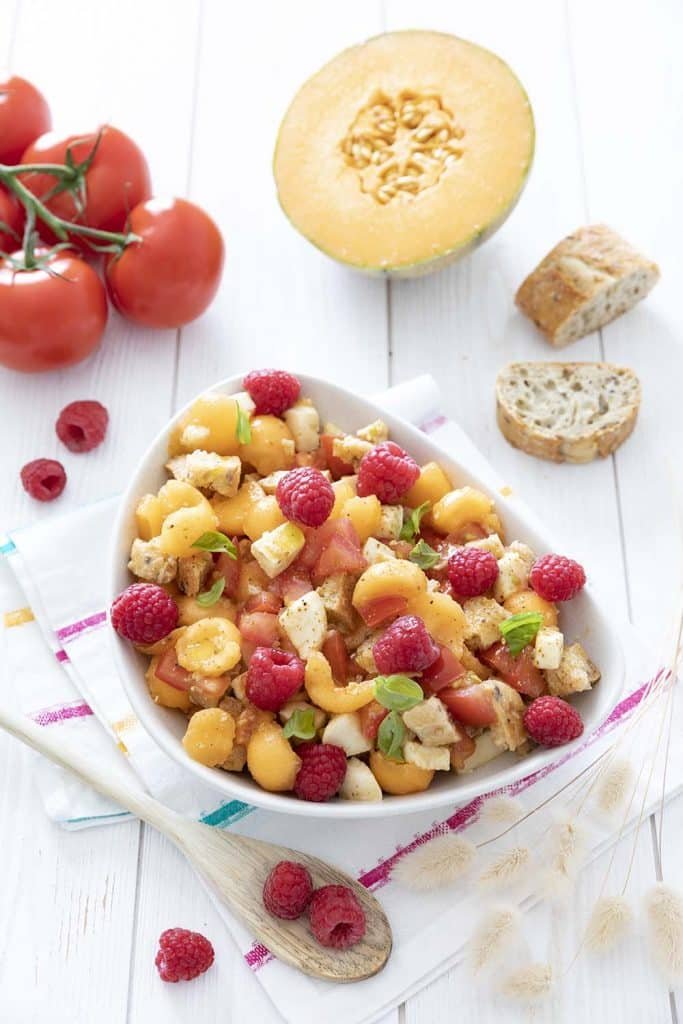 Photo de la recette : Salade melon, framboise, mozzarella, tomates et pain