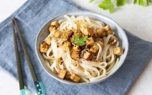 Recette Nouilles de riz au tofu sauté à l'orange et sésame