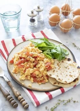 Oeufs brouillés à la tomate